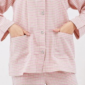 Two large pockets on the front         
Dos bolsillos grandes en la parte delantera
